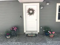 Cozy cabin in our private woods, close to a bike trail, winery, and lakes - シャレー