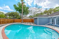 The Pierre- Nassau Bay Area SFH minutes from Nasa and Kemah - Private Pools