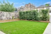 GuestReady - Elegant 2Bed Haven with Private Patio Hotels in Newington