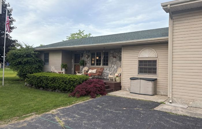 Spacious in-Town Family Home, Walk to Beach & Downtown, Quiet Retreat