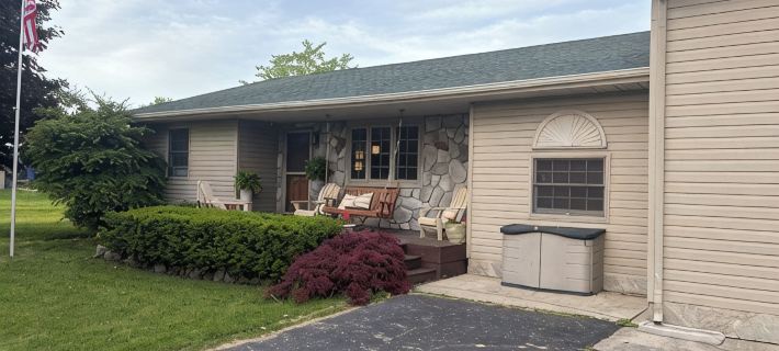 Spacious in-Town Family Home, Walk to Beach & Downtown, Quiet Retreat Отели в г. Чарлвуа