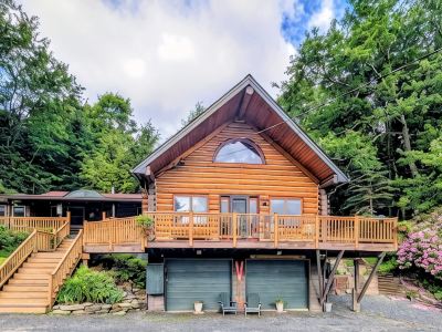 Handcrafted Log Cabin • Walk to Lake • Private Backyard w/Fire Pit • Sleeps 8