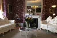 Balmoral House Bed & Breakfast - Bed and Breakfasts