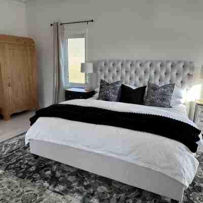 LUXURY COTTAGE IN DAVIS BAY, BC. Rooms