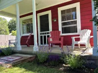 The Little Red Cottage - A cozy home steps away from private beach & wine trail. - Wifi