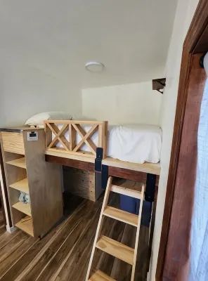 Tiny home with cabin vibes - 2 ดาว