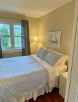Cozy 4 bedroom cottage in town, with parking - Bungalows