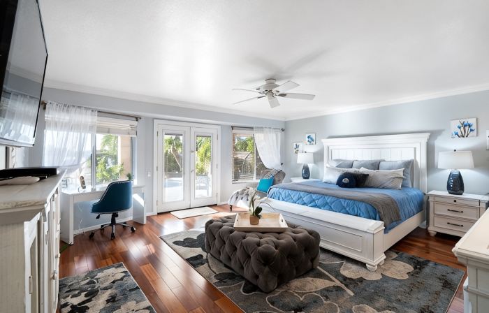 Beautiful sunset Lakehouse with with amazing views and heated pool and jacuzzi !