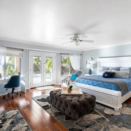 Beautiful sunset Lakehouse with with amazing views and heated pool and jacuzzi !