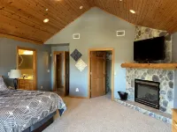 Lakefront Penthouse Retreat: Stunning Views, Bar, Golf & Fun on Castle Rock Lake - Homestays