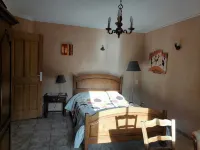 Cottage with private garden in wooded property with swimming pool فنادق في بيرتويس
