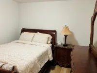Beautiful Retreat Next to Lake, Close to SeaTac Airport,Pet Friendly,EV Charging - 2-Star