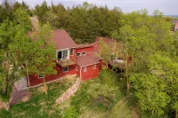 HotTub, PingPong, Firepit, 2 LivingRooms just .67 mi to beach - 4-Star