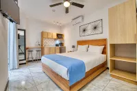 Stylish Downtown Studio Apartment with Patio & A/C! - appartements de vacances