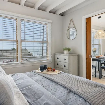 Oceanfront Cottage on Long Sands Beach - Sleeps 4