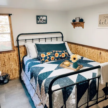 “Jessie's Patch" Tiny House Sleeps 6 with Private Hot Tub