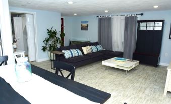 Modern Beachside Space - Near Boston/Airport/Train