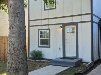 Bluebonnet Cottage Duplex in Downtown Denison--Perfect Blend of Charm & Comfort Hotels in Denison