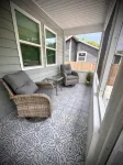 Completely renovated luxury home. Putt putt golf, bocce, etc.  Walk to downtown! - บังกะโล