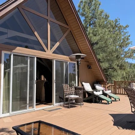 Beautiful cabin, stunning view, spacious deck. Price includes cleaning fee, etc.