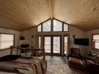 Walk to ski & trails! Luxury lodge, sleeps 17, hot tub, fire pit & fenced yard. - バルコニー