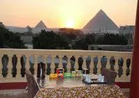 Pyramids Power Inn - Mountain view