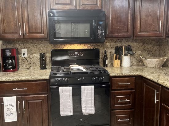 Nice 3 bedroom's house owner occ and 2 bathroom with fast WI-Fi,  Full Kitchen