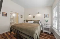 White Squirrel: Charming 2-bed & 2-bath BNB w/Private Parking & Walk to Downtown - 4-Star