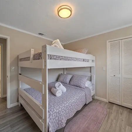 Perfect Sarasota Getaway: Fully Renovated Heated Pool w No Extra Fee -Game Room! Hotels in Whitfield