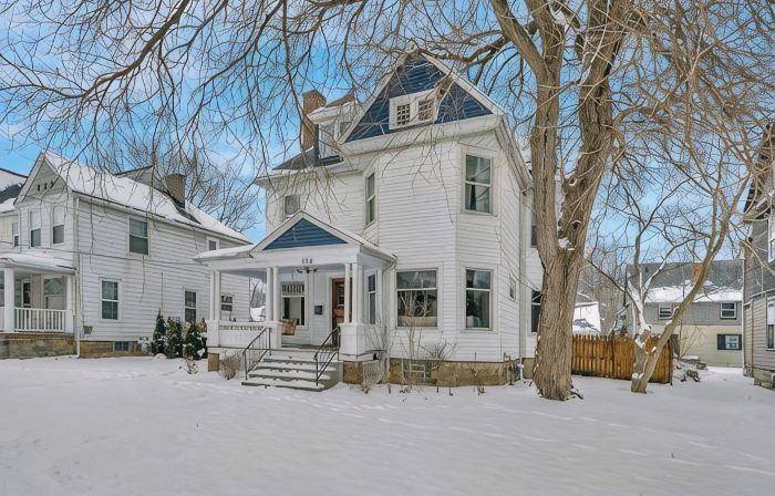 Spacious 5-bedroom house with parking and everything you need in charming Elyria