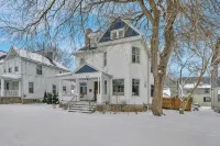 Spacious 5-bedroom house with parking and everything you need in charming Elyria - 무료 와이파이