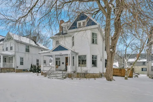 Spacious 5-bedroom house with parking and everything you need in charming Elyria - 4-Star