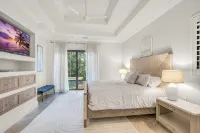 Home with Private Pool Oasis Minutes to Naples’ Best Beaches by Esthetic Stays - 4-Sterne