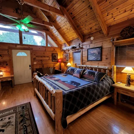 A Rushing Stream of Dreams Creekside Cabin 1 min to National Park!