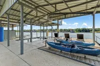 Waterfont LBJ Escape - Dock, Hot Tub & Sleeps 13 - 부티크