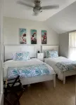 Heart of Oak Bluffs, No Car Needed! Ocean Views, Walk to Everywhere!
