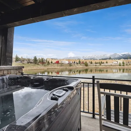 Near GLACIER/ Big MTN SKiing & DTWN Whitefish! 3Bed/3Bath &HOT TUB w/VIEWS!