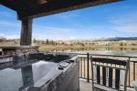 Near GLACIER/ Big MTN SKiing  & DTWN Whitefish! 3Bed/3Bath &HOT TUB w/VIEWS! - con encanto