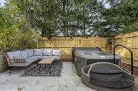 Gorgeous 4bd near universities Hot tub + Games - บังกะโล
