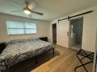 Peaceful House with fenced in backyard - Wifi