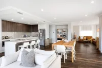 Coastal setting minutes from beach and shops - ブティック