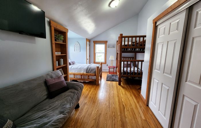 Lakeshore Loft - Spacious Apartment, Walking Distance to Private Beach Access