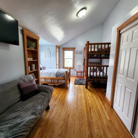 Lakeshore Loft - Spacious Apartment, Walking Distance to Private Beach Access