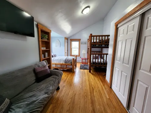 Lakeshore Loft - Spacious Apartment, Walking Distance to Private Beach Access - WiFi