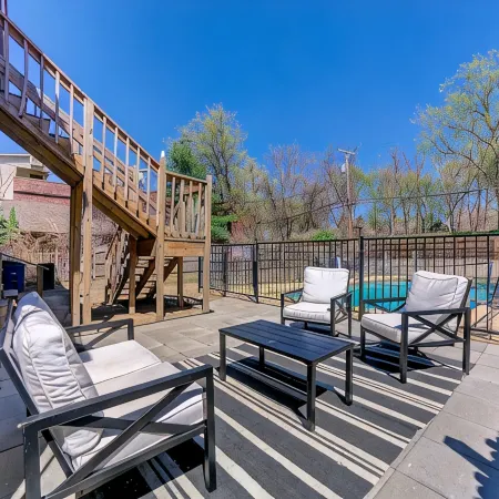 Private Apartment with pool, 5 min to downtown