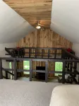 Beautiful Loft Cabin! - Hytter
