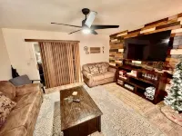 Abi's Place, No Stairs! Central Location!  Stylish!  3 BDRM 2 BA, Pool Available - 4つ星