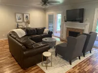 Newly Remodel - 1 Mile to Stadium-Sleeps 8 - 4-Star
