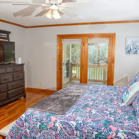 Pristine lake house offering watersports, gameroom favorites, and stunning view Hotels in Clines