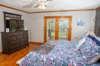 Pristine lake house offering watersports, gameroom favorites, and stunning view - 4-Sterne
